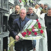 José Ignacio Asensio, secretario general del PSE de Gipuzkoa, portando este domingo un ramo de rosas rojas en el homenaje a Juan Priede.