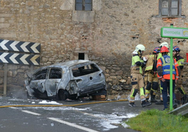 Un fallecido en Zumarraga tras empotrarse con su coche contra un caserío y arder el vehículo