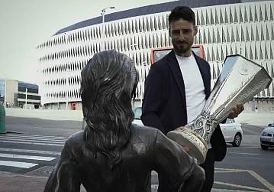 Aduriz luce el trofeo de la Europa League por los alrededores de San Mamés
