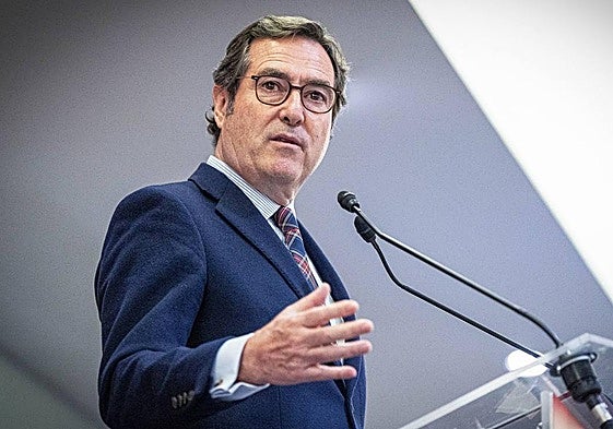 El presidente de la CEOE, Antonio Garamendi, este lunes en un foro económico en Vitoria.