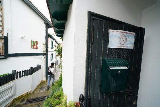 Los vecinos del Puerto Viejo de Getxo han colocado carteles para denunciar la proliferación de pisos turísticos.