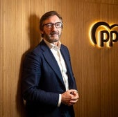 Oyarzabal, presidente del PP de Álava desde 2017, posa en la entrada de la sede del partido en Vitoria.