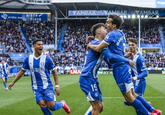 Los jugadores del Alavés celebran el gol de Manu Sánchez al Villarreal.