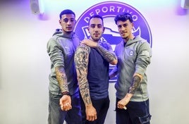 Benavídez y Blanco muestan sus tatuajes junto a un aficionado albiazul.