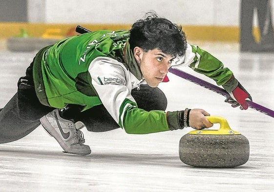 Un jugador de curling hace uso de la pista de hielo del BAKH.