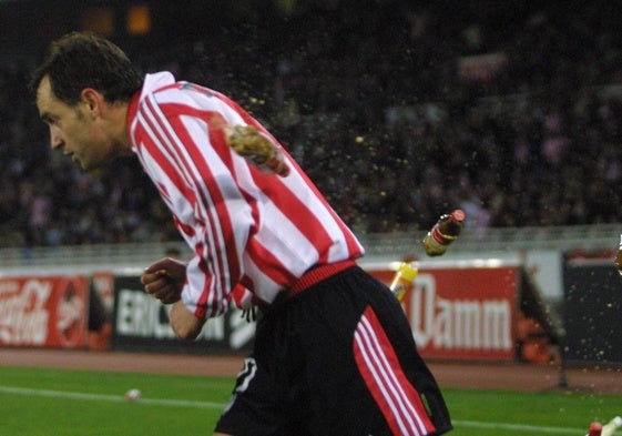 Joseba Etxeberria, escapando de los objetos lanzados desde la grada de Anoeta.