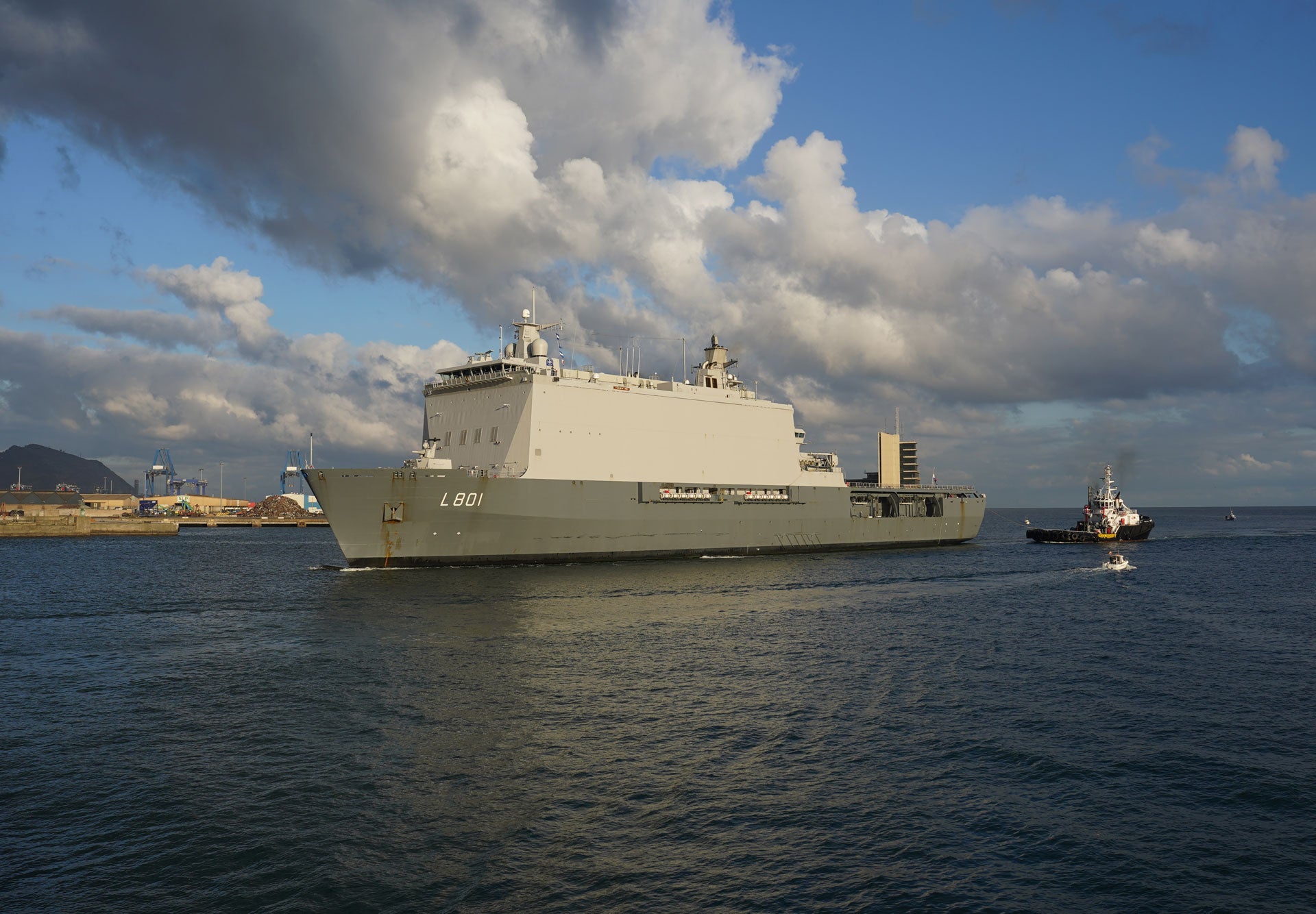 El Johan de Witt maniobra en aguas del puerto