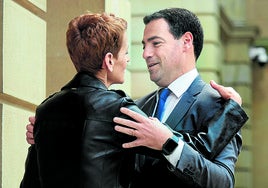 María Chivite e Imanol Pradales se saludan durante el encuentro celebrado este martes en Pamplona
