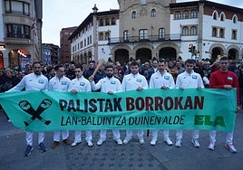 El colectivo de palistas durante la concentración del pasado viernes en Mungia.