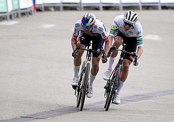 Roglic, a la izquierda, se impone a Ayuso en una apretada llegada.