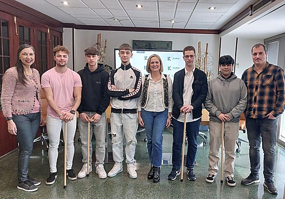 Yolanda Calvo, profesora; David Pozuelo, Beñat Estébanez, Alain Cortés; la alcaldesa, Amaia del Campo; Hugo Muruaga, Sergio Durán y Aitor Unamuno, director del centro de formación, en el Consistorio.