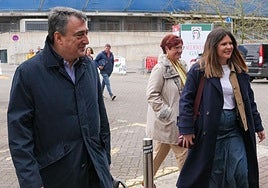 Aitor Esteban ha llegado al Atano III de San Sebastián junto a Maitane Ipiñazar.