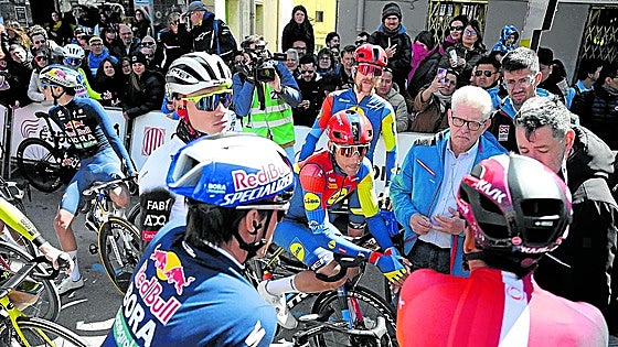 El esperpento de la etapa menos reina de la Volta a Catalunya: «Es una falta de respeto»