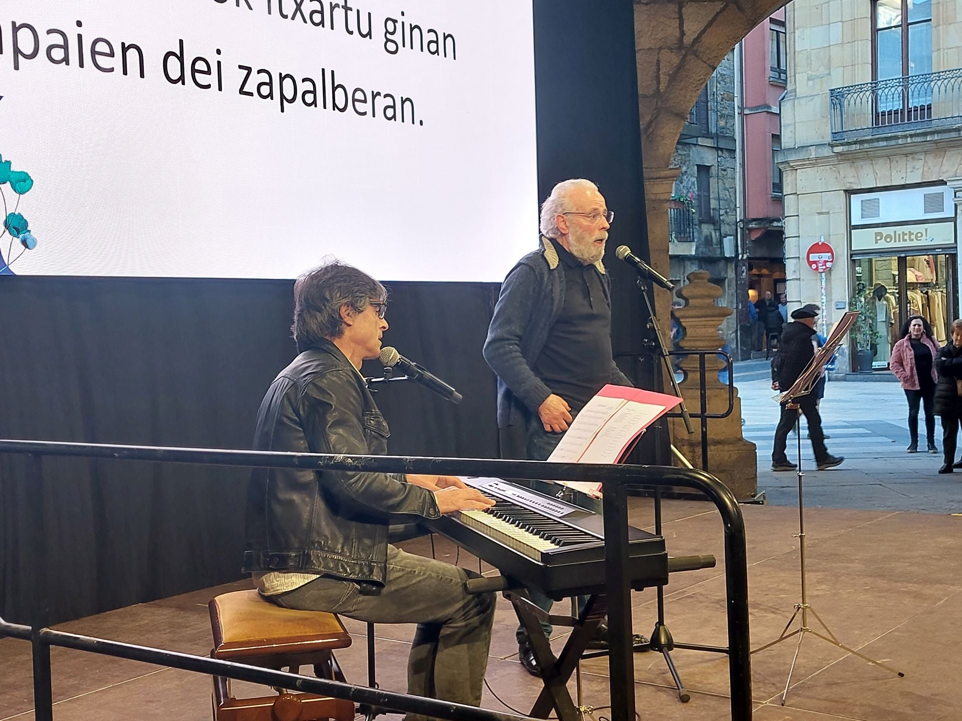 Xabier Amuriza y Ander Erzilla versionaron la música.
