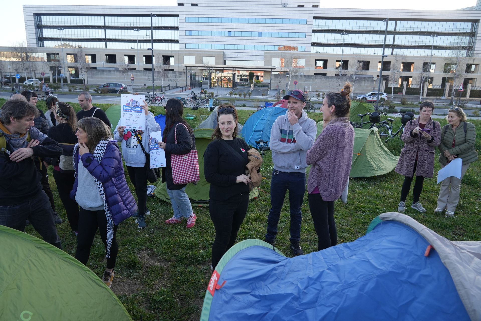 Profesores de Vitoria acampan frente a la sede del Gobierno vasco antes de la huelga