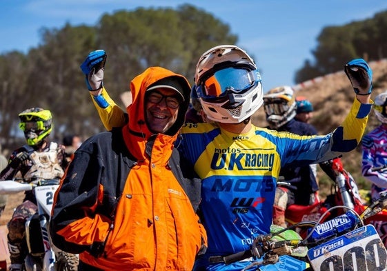 Jon Idiakez celebra la victoria en el circuito de Murchante.