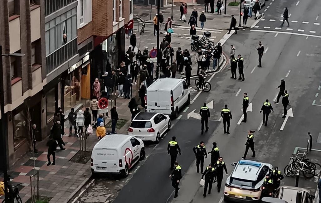 Vitoria condena los ataques a los policías locales que fueron rodeados en Coronación
