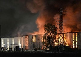 Desactivada la alerta por la nube tóxica del incendio en Arriaga, que aún seguirá durante horas