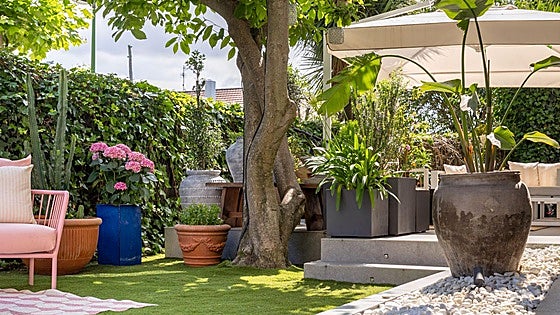Así es la nueva casa en Neguri de la interiorista Begoña Susaeta: una bañera junto a la cama, un jardín con sofás...