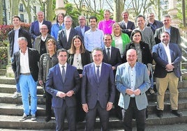 Los recién elegidos burukides posan en Albia con el EBB saliente; en primera fila Esteban y Ortuzar con el lehendakari Pradales.