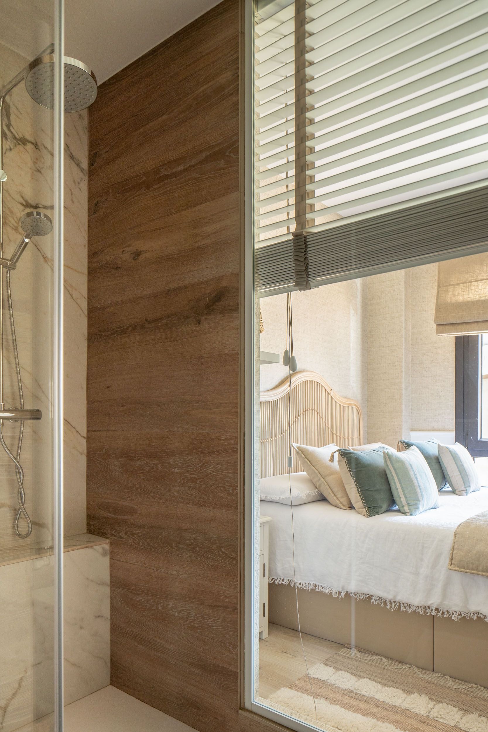 Así es la nueva casa en Neguri de la interiorista Begoña Susaeta: una bañera junto a la cama, un jardín con sofás...