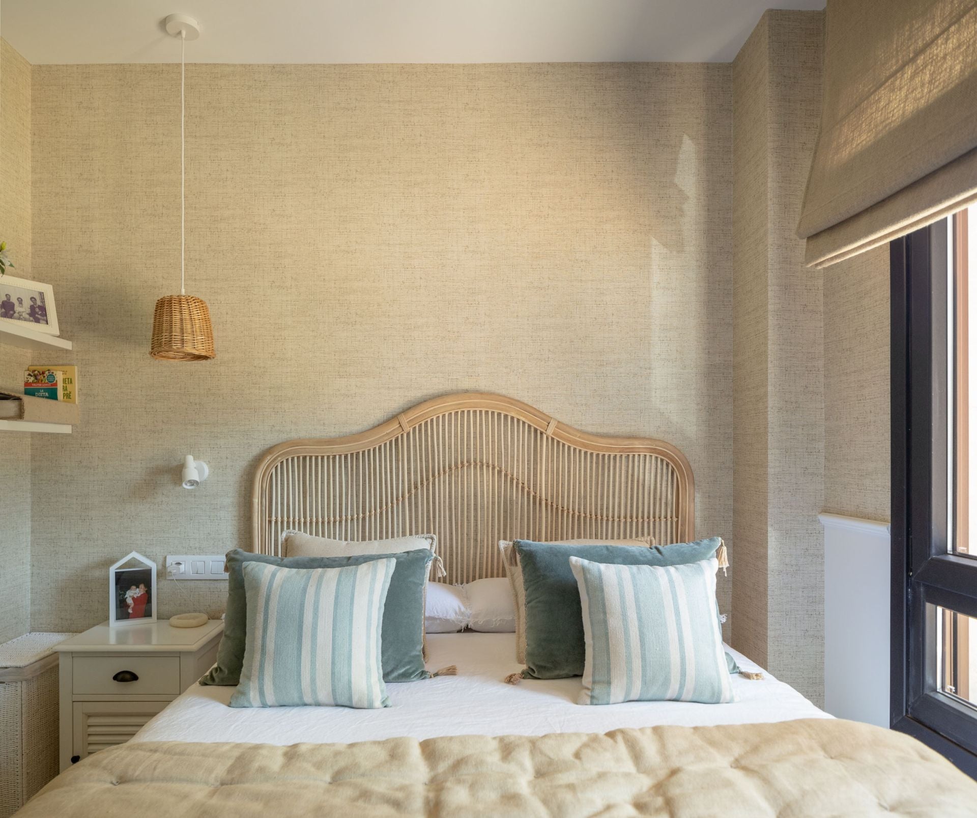 Así es la nueva casa en Neguri de la interiorista Begoña Susaeta: una bañera junto a la cama, un jardín con sofás...