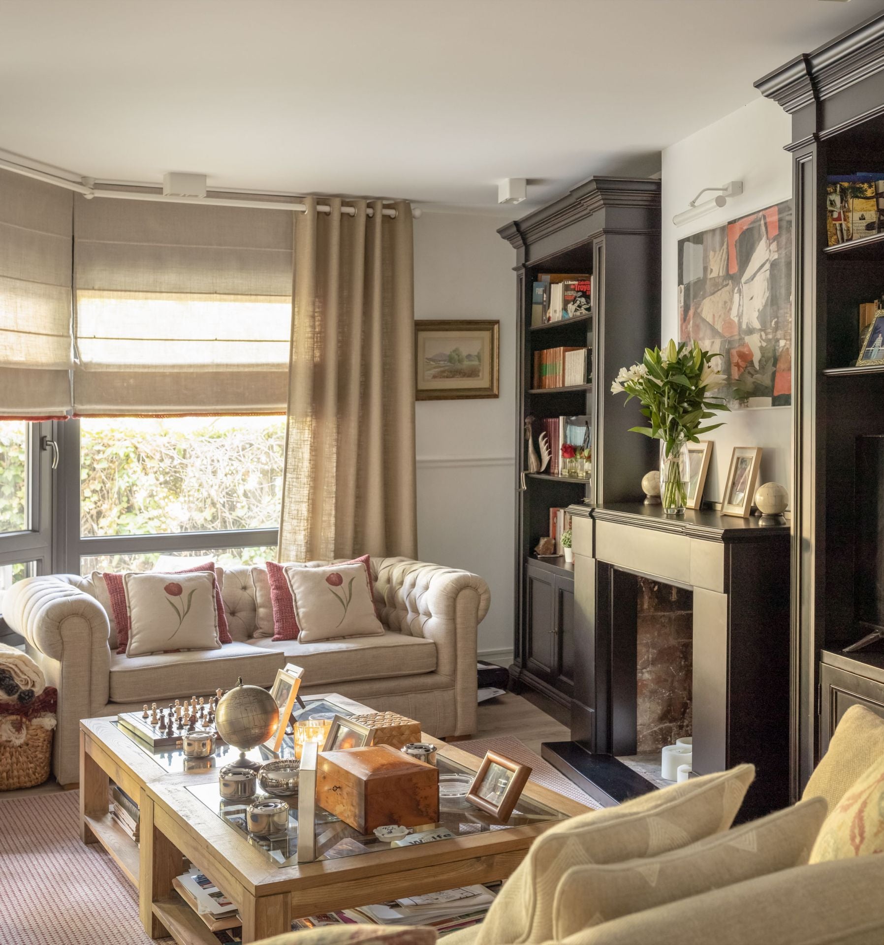 Así es la nueva casa en Neguri de la interiorista Begoña Susaeta: una bañera junto a la cama, un jardín con sofás...