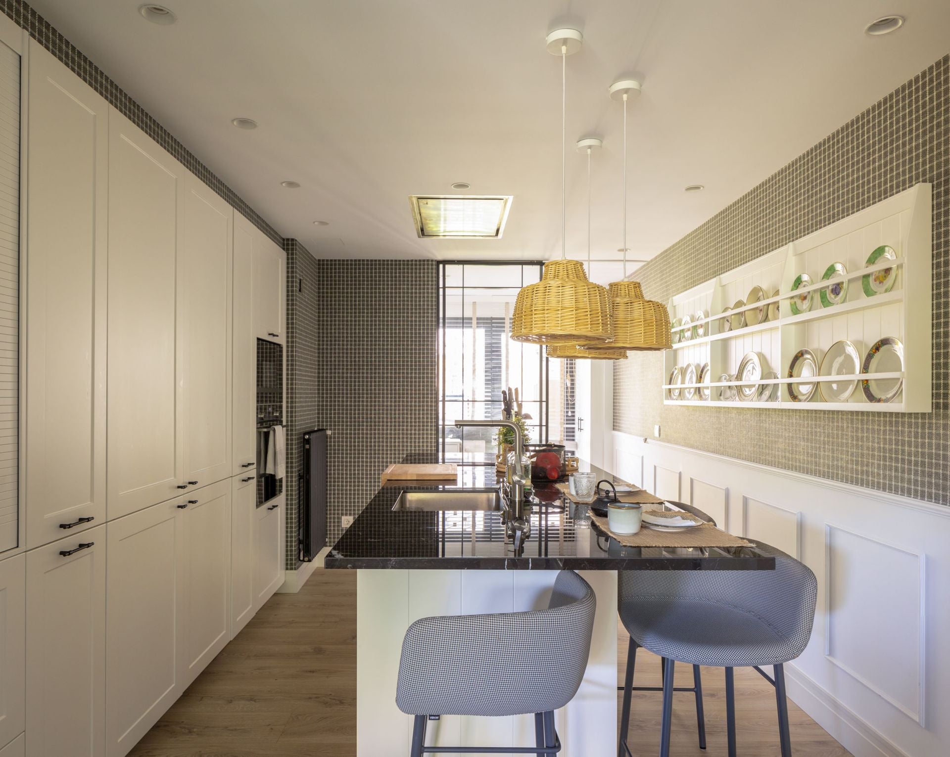 Así es la nueva casa en Neguri de la interiorista Begoña Susaeta: una bañera junto a la cama, un jardín con sofás...