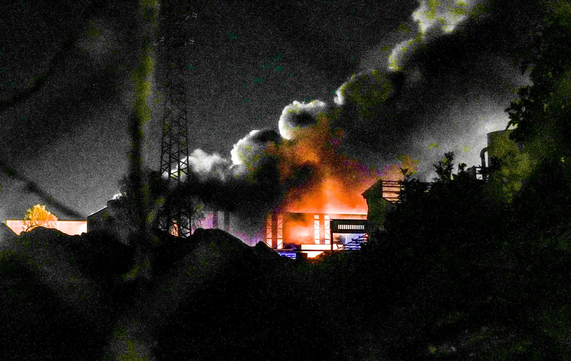 El incendio de una planta de reciclaje en Arriaga, en imágenes