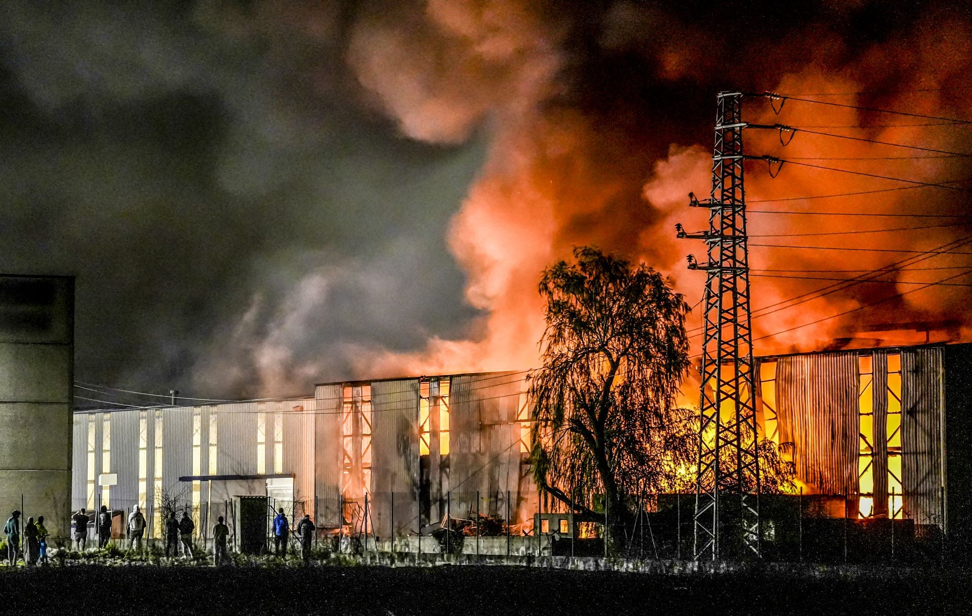 El incendio de una planta de reciclaje en Arriaga, en imágenes