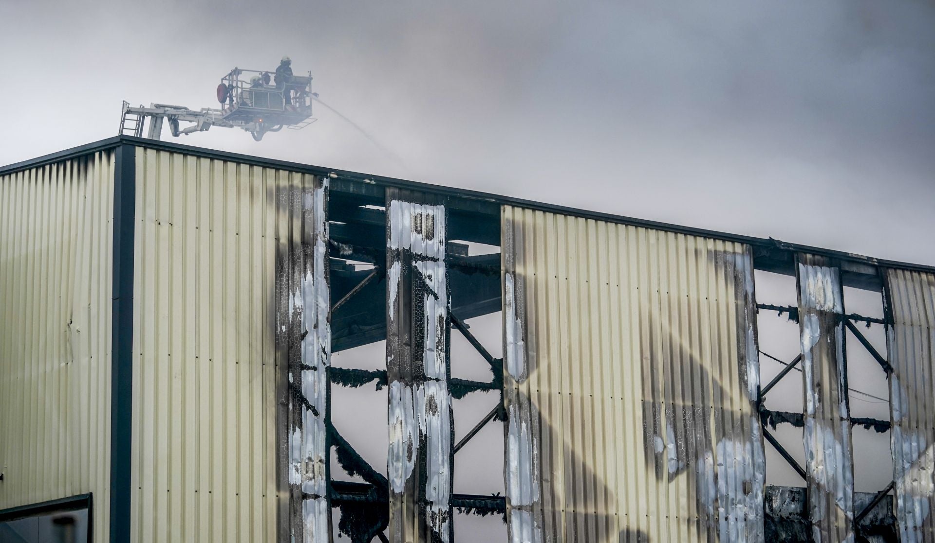 El incendio de una planta de reciclaje en Arriaga, en imágenes