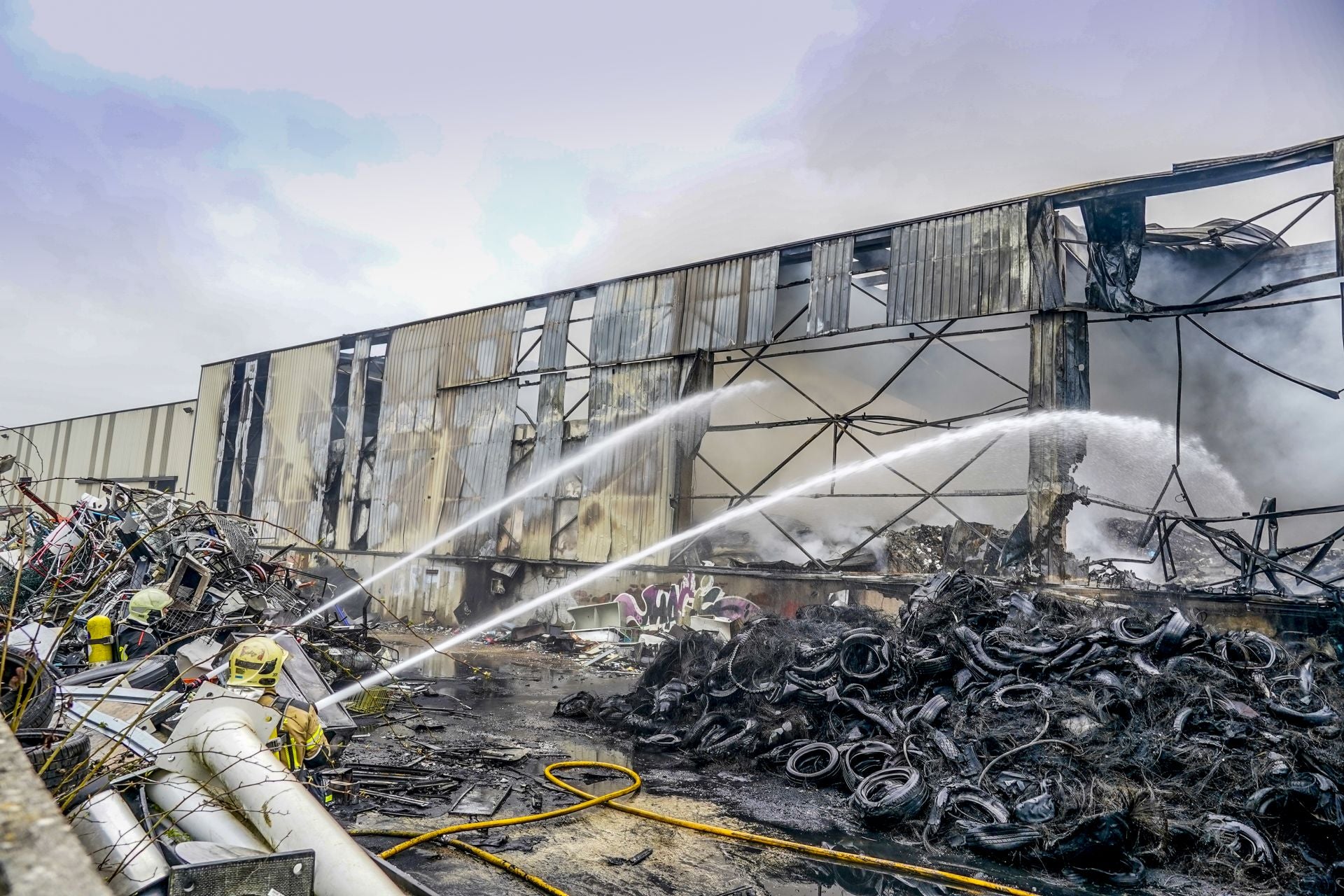 El incendio de una planta de reciclaje en Arriaga, en imágenes