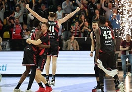 Así celebraron los jugadores del Bilbao Basket y la afición el histórico pase a la final de la Europe Cup