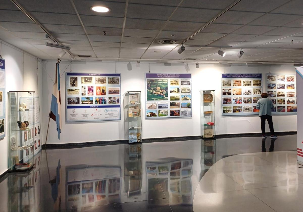 El colegio Karmelitak de Amorebieta celebra 75 años de compromiso educativo con una exposición