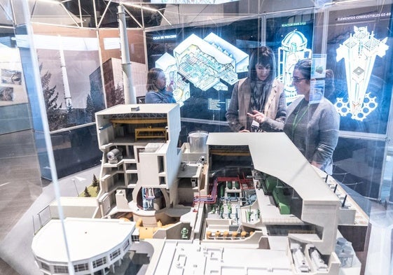 Maqueta de la central nuclear de Garoña e imágenes del proceso de creación de energía