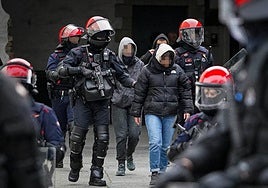Un joven enciende una bengala esta mañana antes del desalojo.