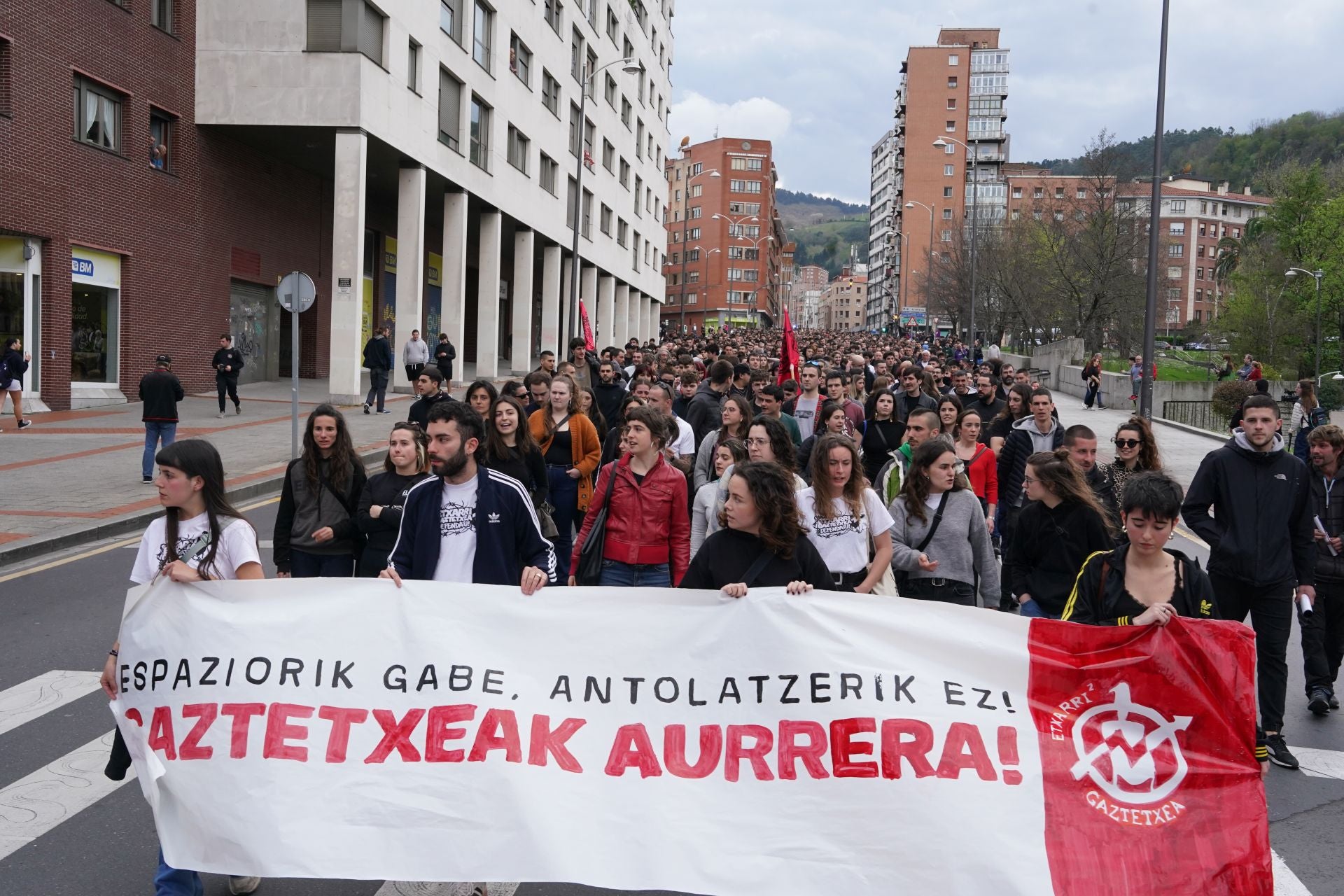 La manifestación contra el desalojo del gaztetxe de Rekalde, en imágenes
