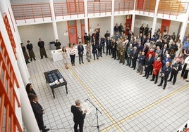 Acto en el vestíbulo principal de la comisaría de Aguirrelanda.