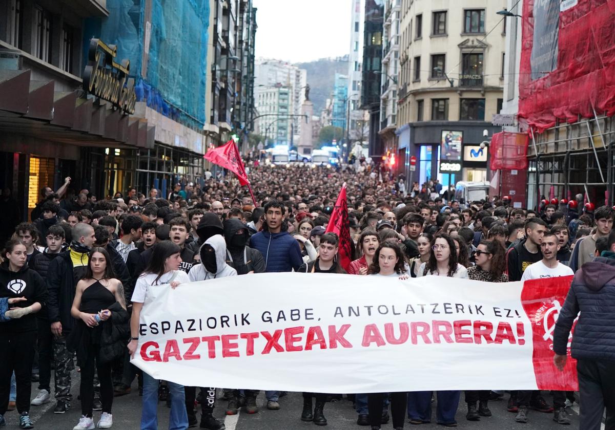 La manifestación contra el desalojo del gaztetxe de Rekalde, en imágenes