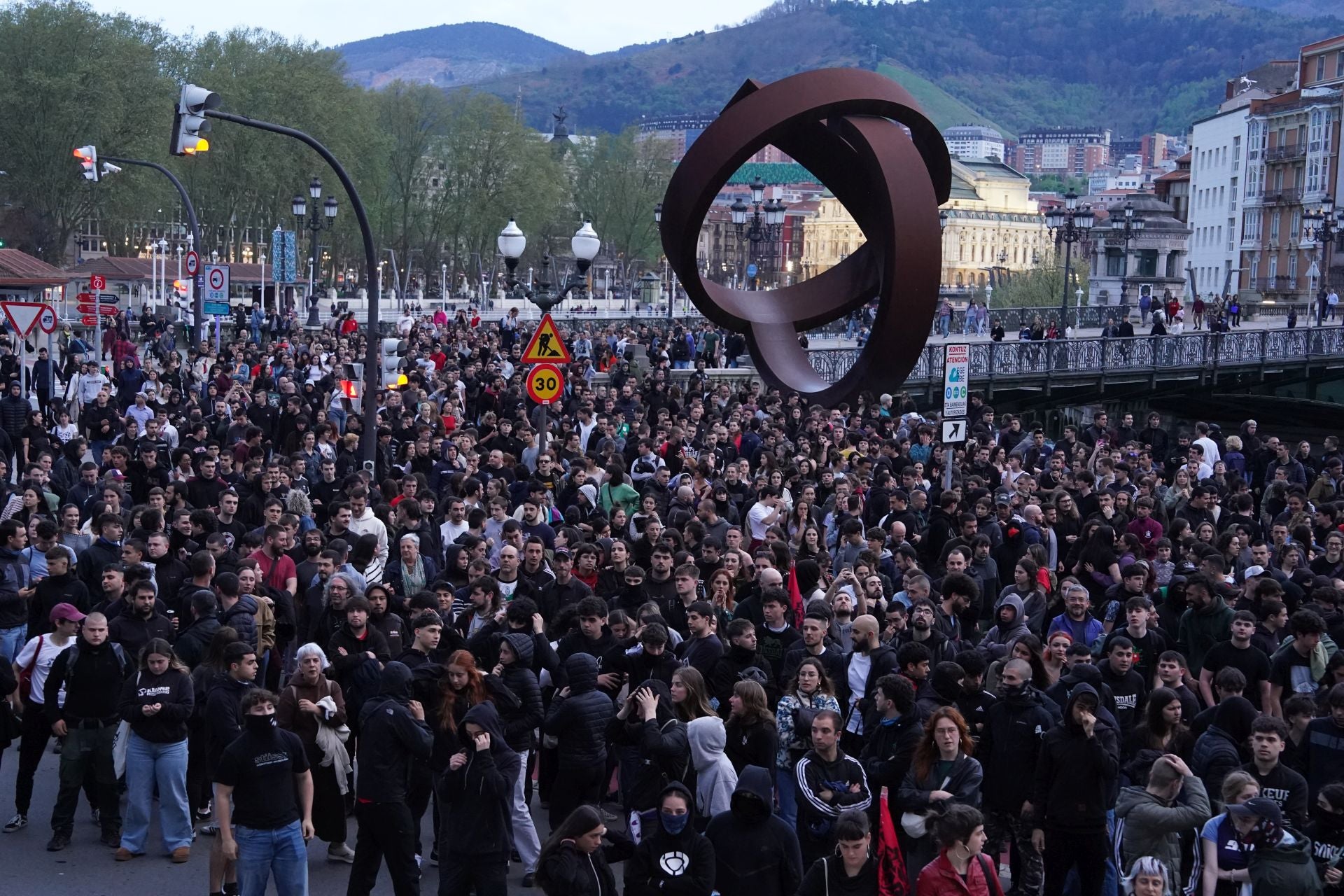 La manifestación contra el desalojo del gaztetxe de Rekalde, en imágenes