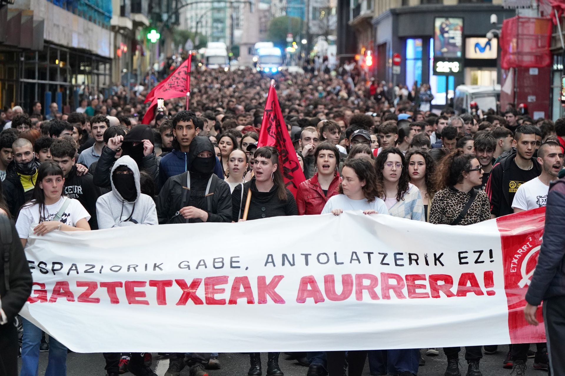 La manifestación contra el desalojo del gaztetxe de Rekalde, en imágenes