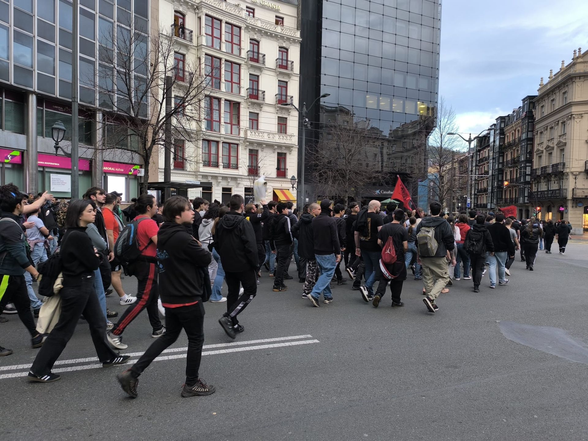 La manifestación contra el desalojo del gaztetxe de Rekalde, en imágenes