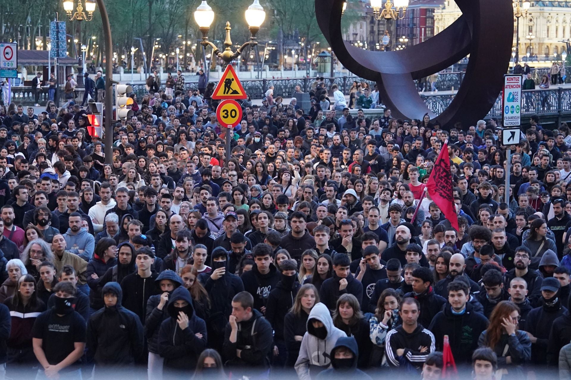 La manifestación contra el desalojo del gaztetxe de Rekalde, en imágenes