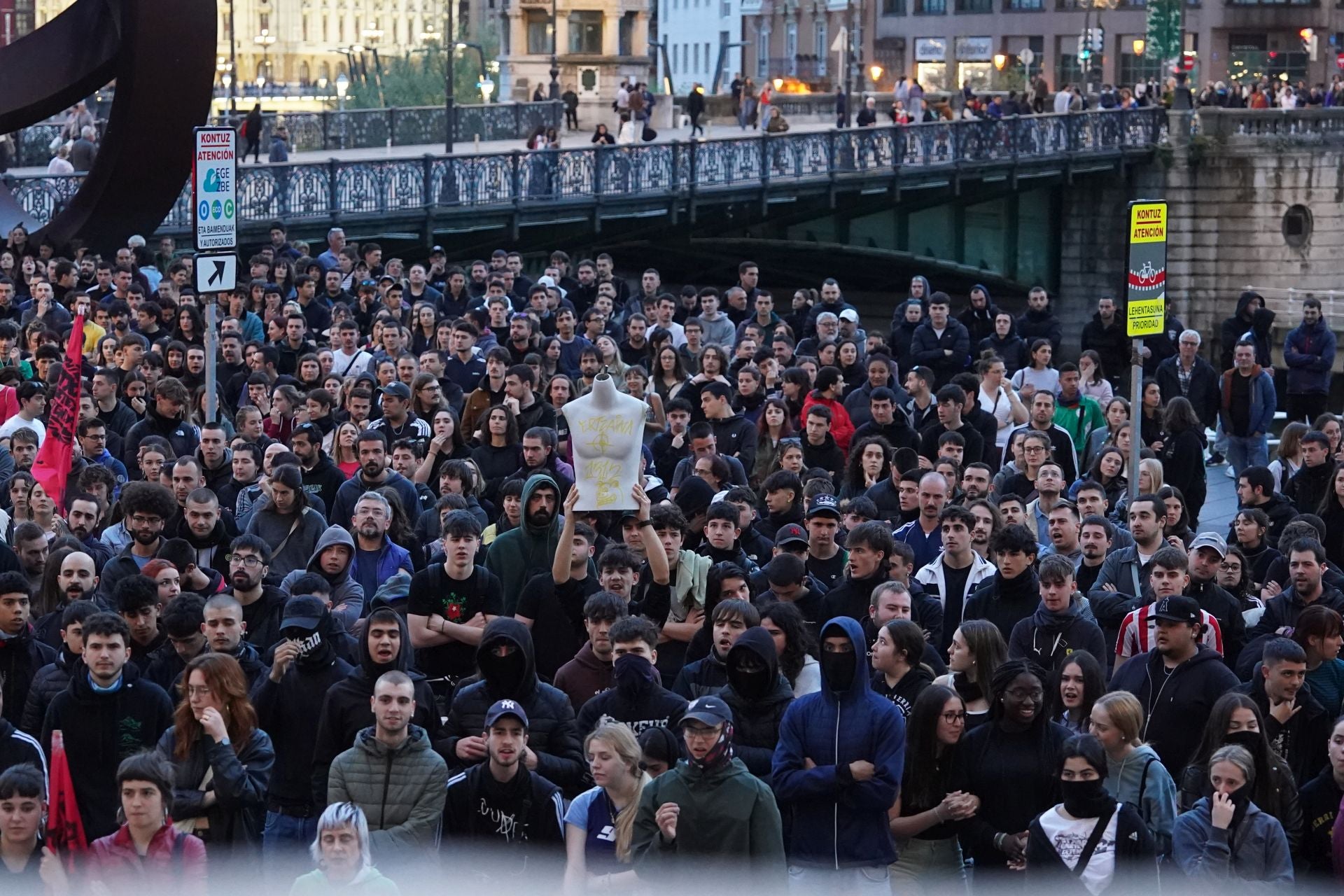 La manifestación contra el desalojo del gaztetxe de Rekalde, en imágenes