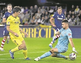 Unai Simón salva un uno contra uno al delantero del Villarreal Gerard Moreno.