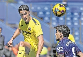 Cardona cabecea ante la presencia de Arambarri, jugador del Getafe.