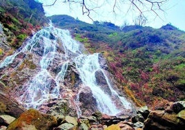 La impresionante caída de agua de Aitzondo.