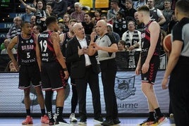 Ponsarnau habla con un árbitro en el partido contra el Dijon en Miribilla.