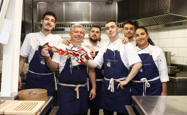 Kaloyan Ivanov Uzunov, Álvaro Garrido, Alejandro Palmer Pascual, Ander Gutiérrez, Daniel Diez Bajo y Gabriela Uribe Florez, los Minawarriors, en la cocina de Muelle Marzana.