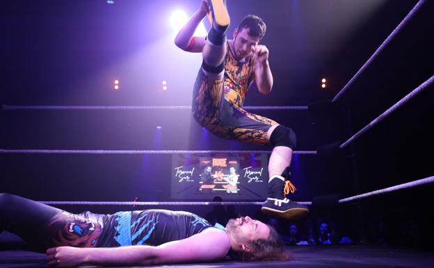 Realizando una 'leg drop' a Tomás Blanco 'Tommy Blizzard' en una velada en Santander.
